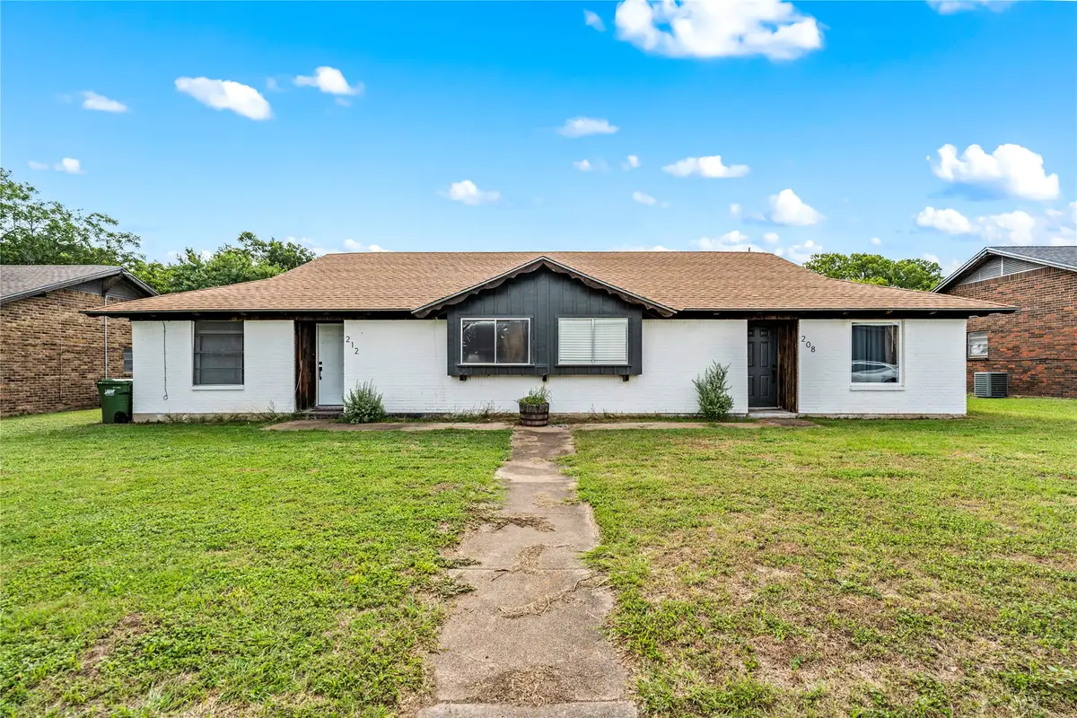 208-212 Queen Drive, Hewitt, TX 76643 - #1