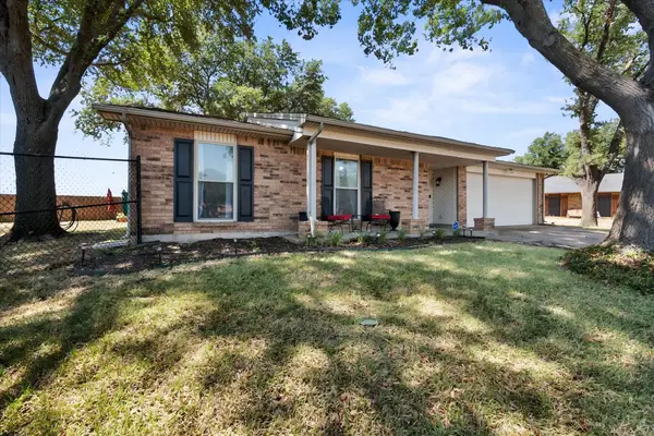 329 E Crossland Boulevard, Grand Prairie, TX 75052