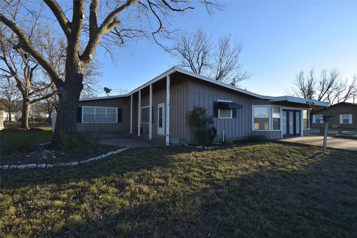 300 N Shore, Brady, TX 76825 - #1
