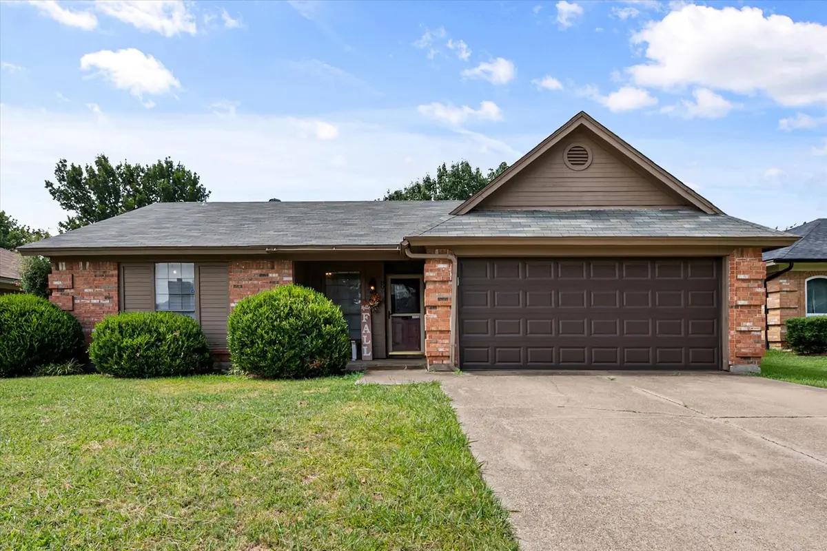 806 Wind Brooke Drive, Arlington, TX 76001 - #1
