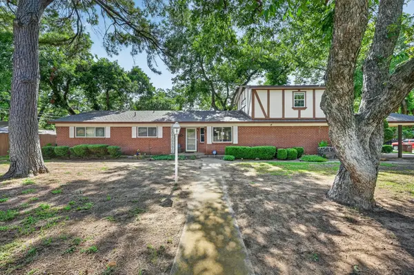 1800 Pecan Park Drive, Arlington, TX 76012