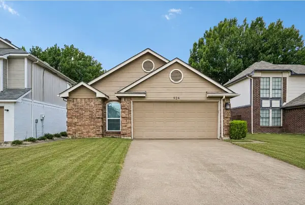 924 Ramblewood Drive, Lewisville, TX 75067