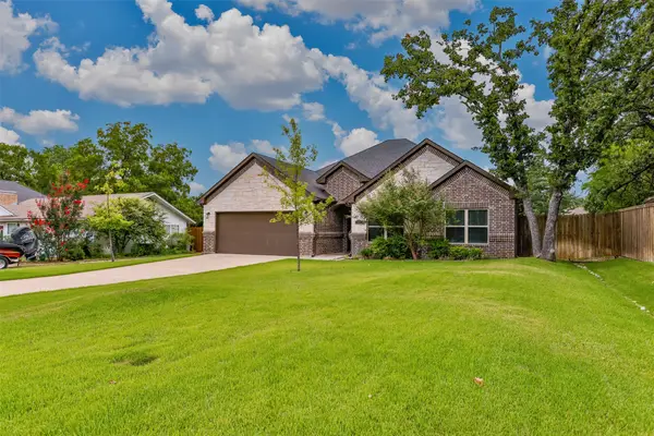 110 E Iriquois Drive, Lake Kiowa, TX 76240