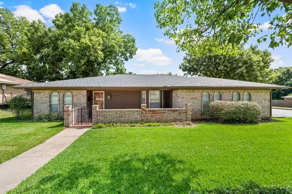 1002 Shady Brook Drive, Grapevine, TX 76051