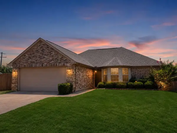 729 Countryside Drive, Aubrey, TX 76227
