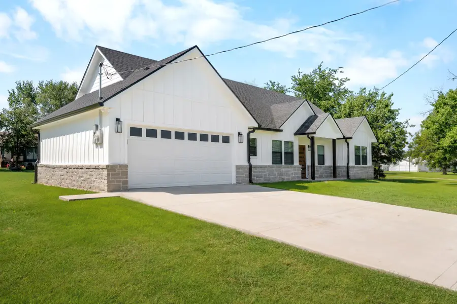 304 E Adams Street, Riesel, TX 76682 - #2