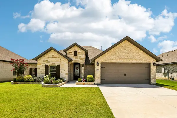 1077 Fleetwood Drive, Justin, TX 76247