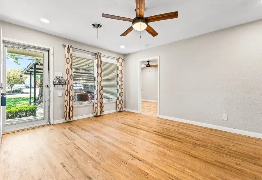 3807 Falls Drive, Dallas, TX 75211 - #2