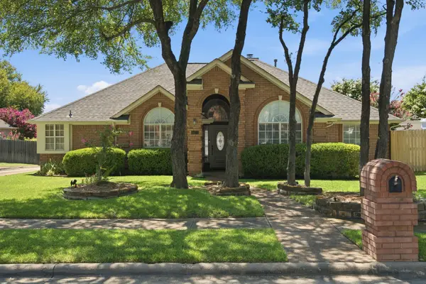 8417 Castle Creek Road, North Richland Hills, TX 76182