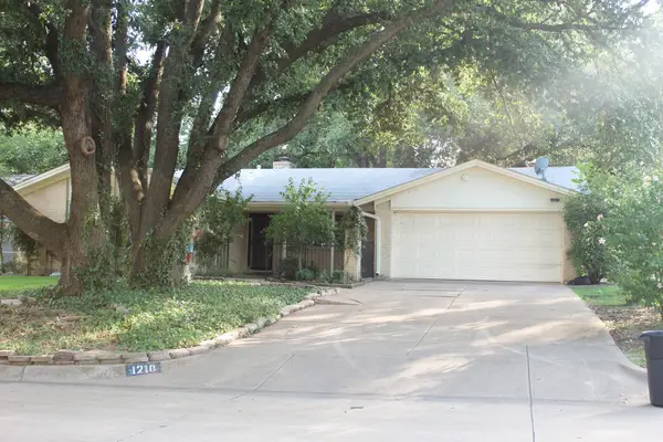1210 Cozby Street S, Benbrook, TX 76126