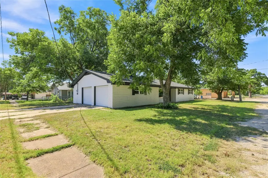 209 S Austin Street, De Leon, TX 76444 - #3