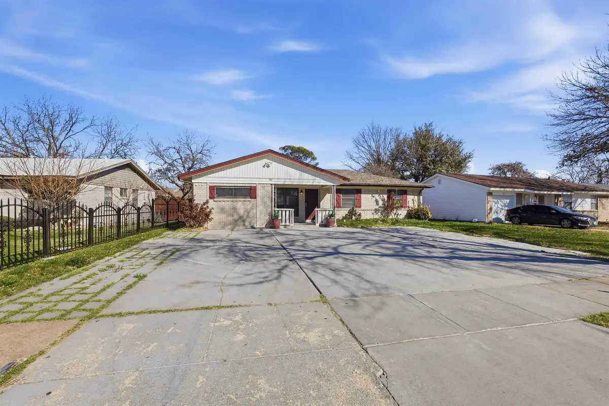 242 W Cober Drive, Grand Prairie, TX 75051 - #1