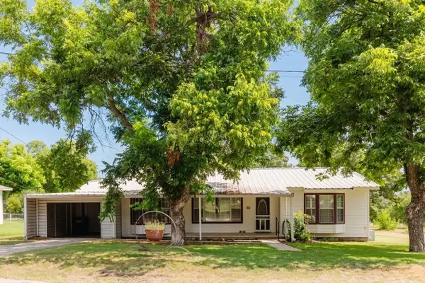 649 E Short Avenue, De Leon, TX 76444