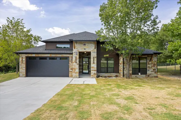 210 Knob Hill Drive, Granbury, TX 76048