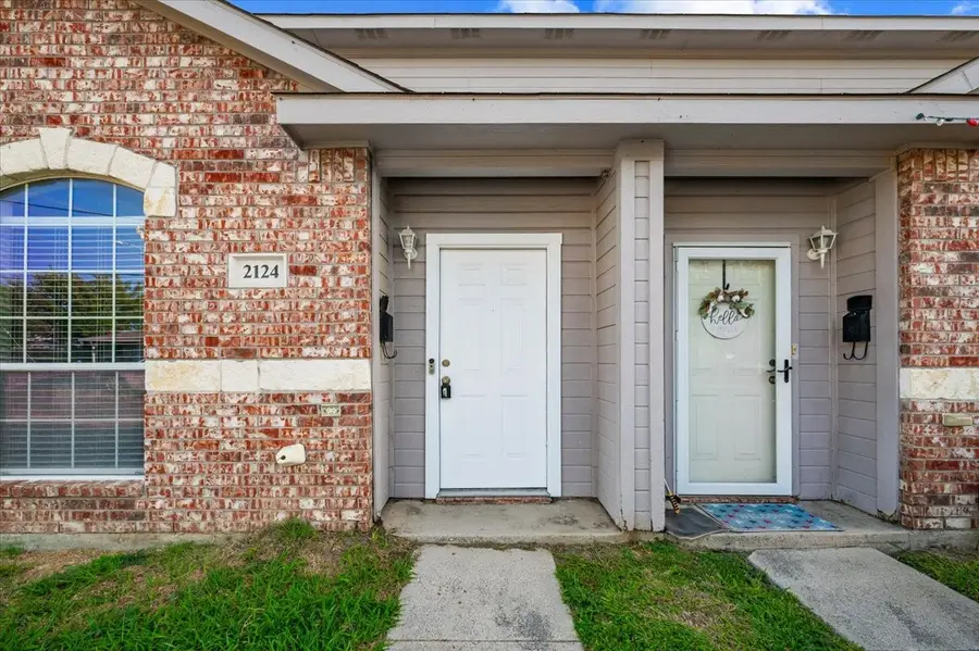 2122 W E Roberts Drive, Grand Prairie, TX 75051 - #2