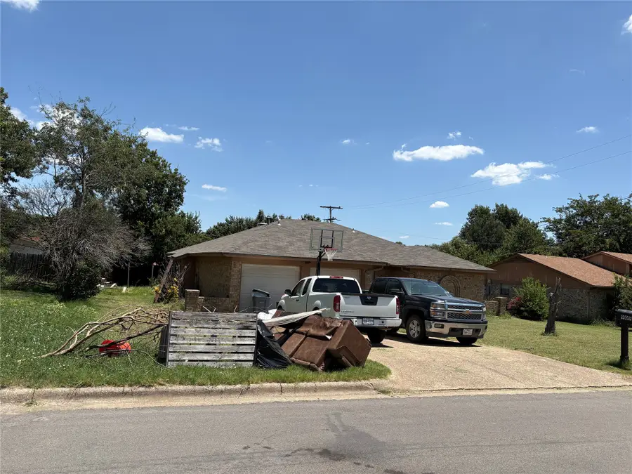 909 Cottonwood Trail, Benbrook, TX 76126 - #2