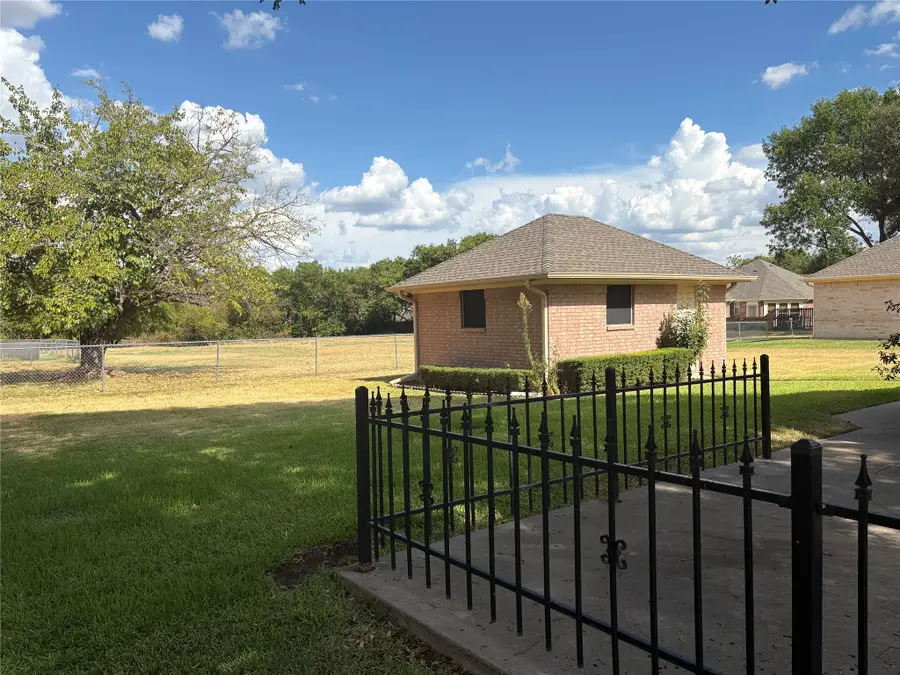 804 S Paris Street, Ennis, TX 75119 - #3