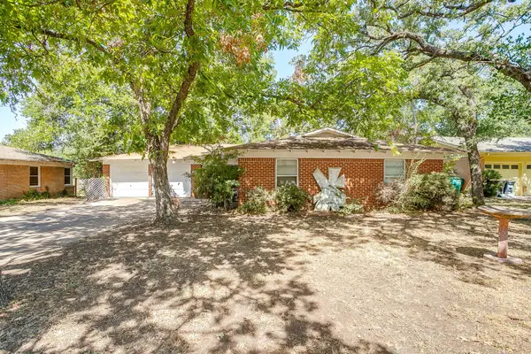 7205 Robinhood Lane, Fort Worth, TX 76112