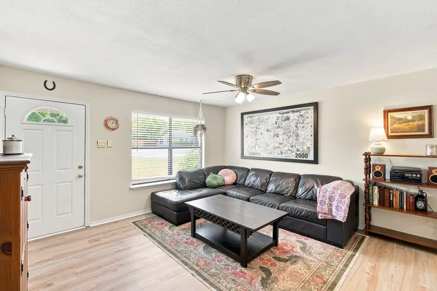 601 E Avenue F, Midlothian, TX 76065 - #2