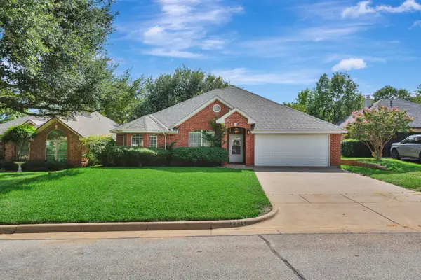 2214 New Mill Lane, Arlington, TX 76012