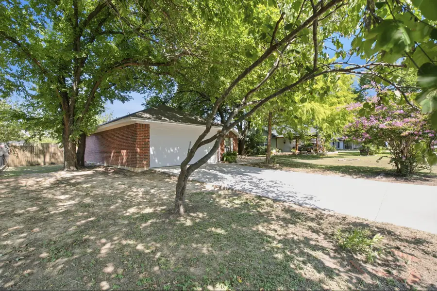 613 N Avenue D, Springtown, TX 76082 - #3