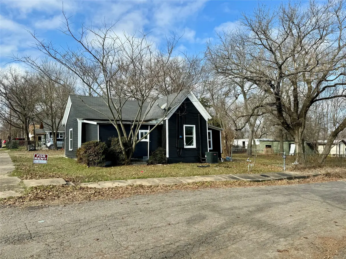 400 S 4th Street, Bonham, TX 75418 - #1