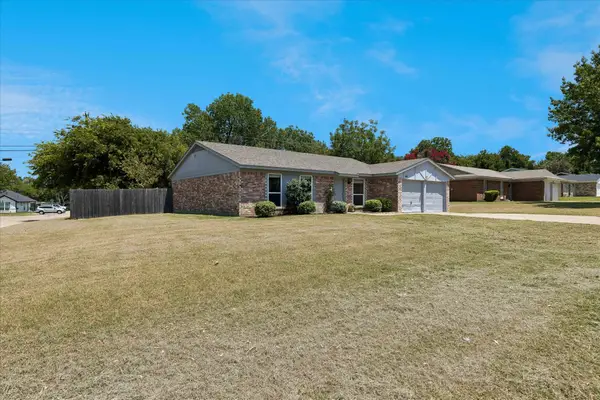 401 S Walnut Creek Drive, Mansfield, TX 76063
