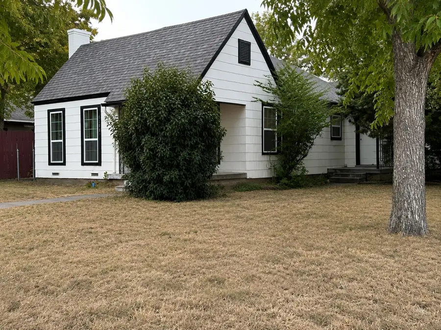 1100 W Waggoman Street, Fort Worth, TX 76110 - #2