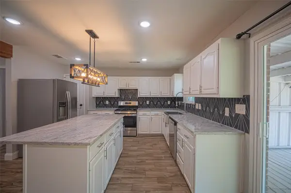 611 S Dallas Street, Palmer, TX 75152