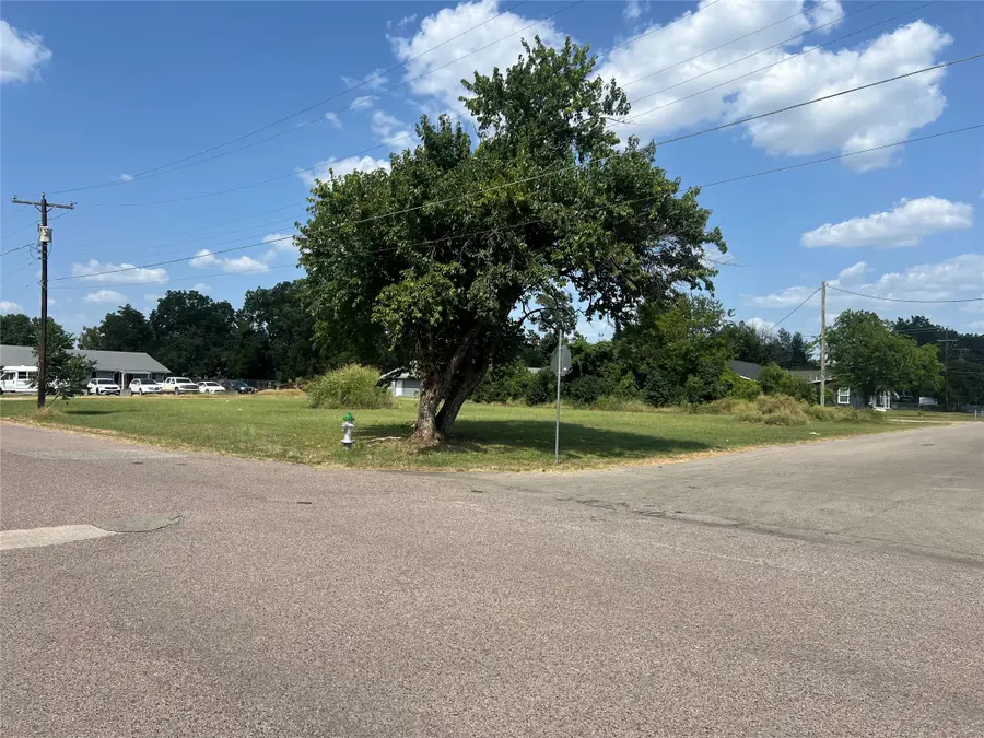 1706 N Main Street, Bonham, TX 75418 - #2