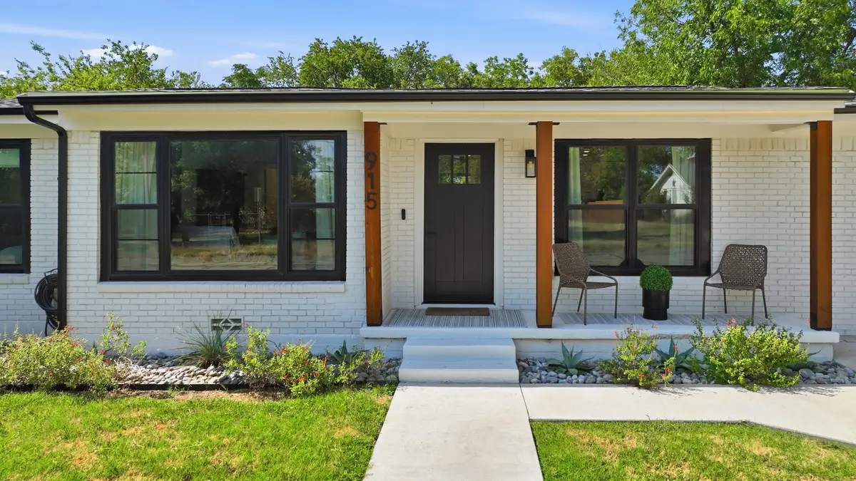915 W Bridge Street, Granbury, TX 76048 - #1