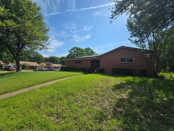 212 N Longacre Lane, Dallas, TX 75217