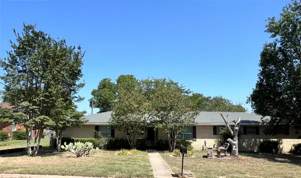 1206 Crestwood Drive, Cleburne, TX 76033