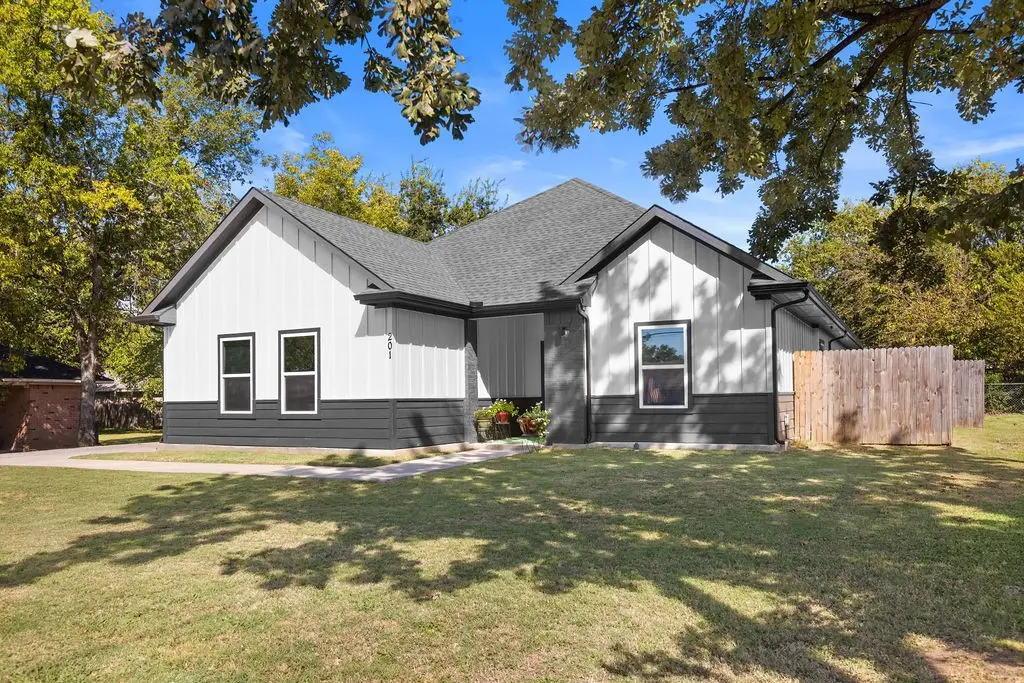 201 W South Street, Whitesboro, TX 76273 - #1