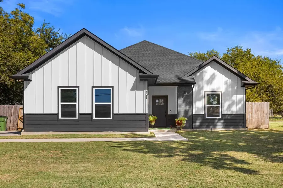 201 W South Street, Whitesboro, TX 76273 - #2