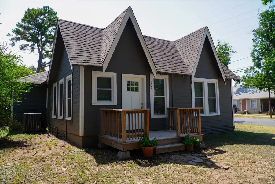307 N Robinson Street, Cleburne, TX 76031 - #2