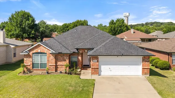 621 Creekview Drive, Burleson, TX 76028