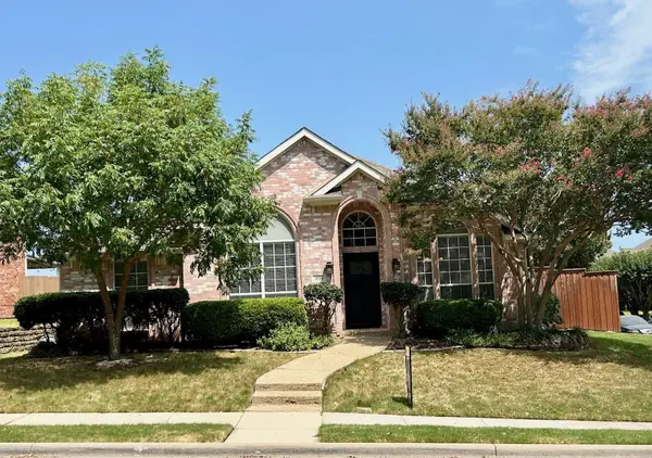 409 Crestview Point Drive, Lewisville, TX 75067