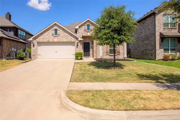 1305 Starlight Avenue, Aubrey, TX 76227