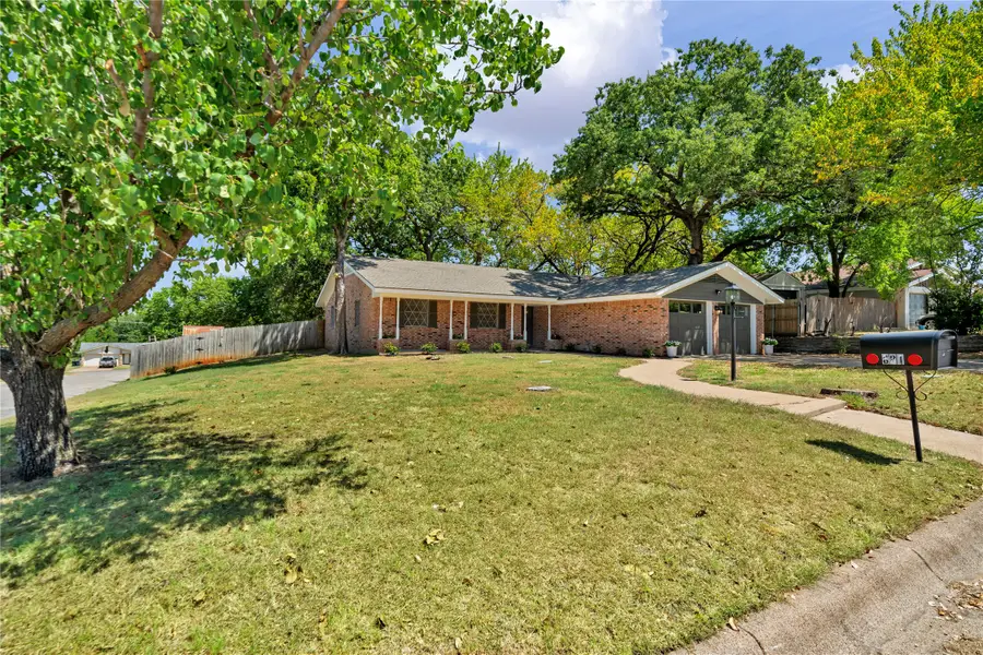 601 State Street, Weatherford, TX 76086 - #2
