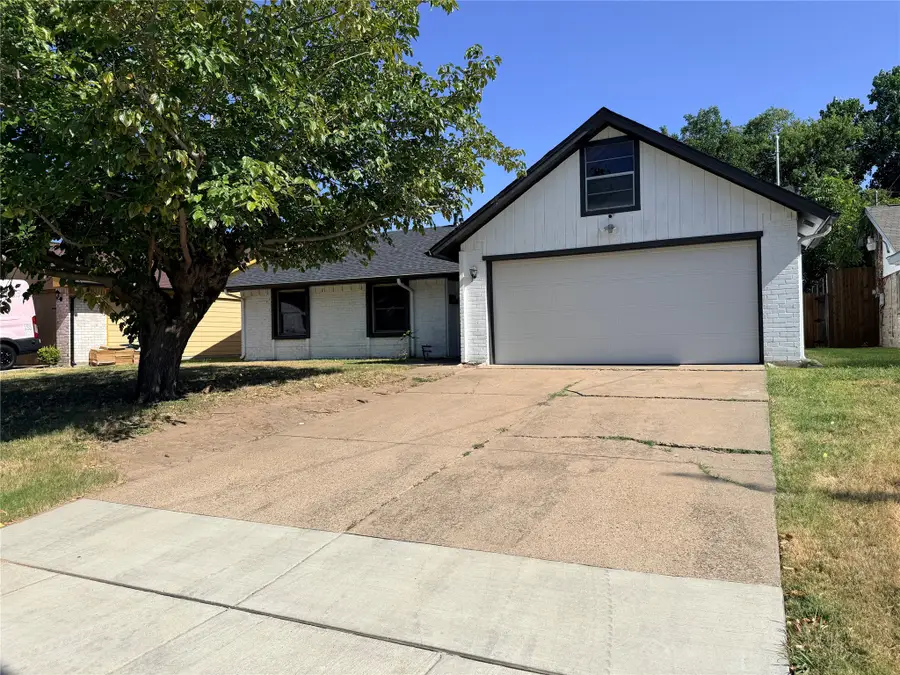 402 W Springdale Lane, Grand Prairie, TX 75052 - #2