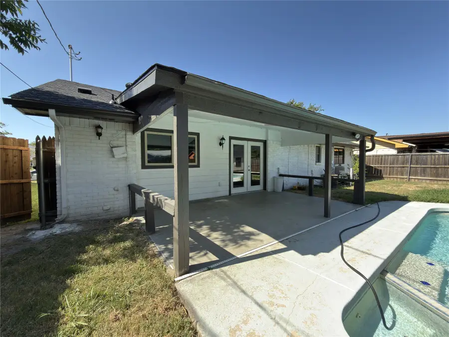 402 W Springdale Lane, Grand Prairie, TX 75052 - #3