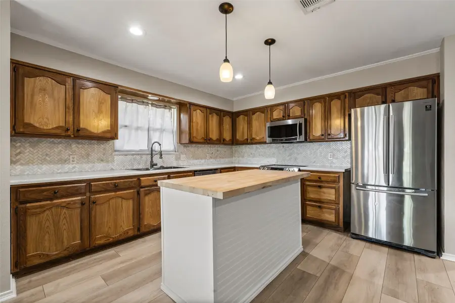 209 Bonham Drive, Hewitt, TX 76643 - #2