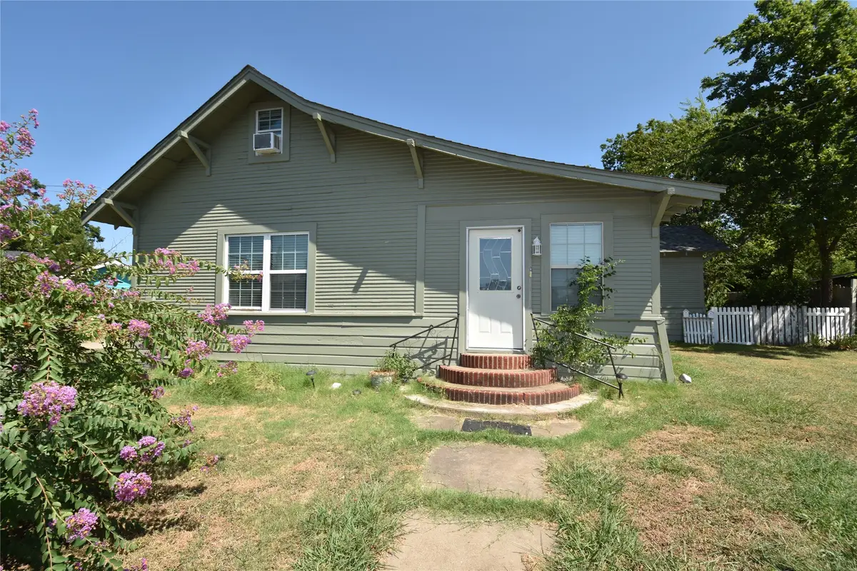 215 E 11th Street, Bonham, TX 75418 - #1