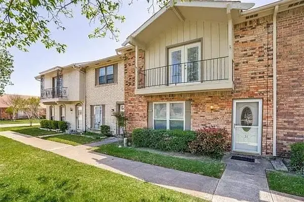 51 W Townhouse Lane #18, Grand Prairie, TX 75052
