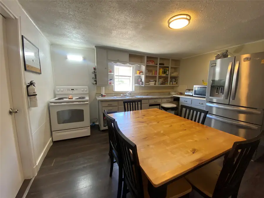 621 N Birch Avenue, Munday, TX 76371 - #2