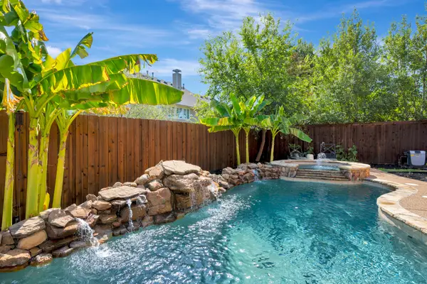 956 Water Oak Drive, Grapevine, TX 76051