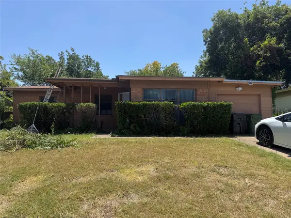 2204 Cloverdale Street, Arlington, TX 76010