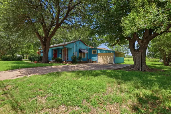 902 W Bridge Street, Granbury, TX 76048