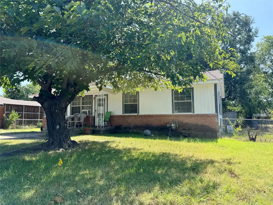 1313 S Rockwall Avenue, Terrell, TX 75160 - #2